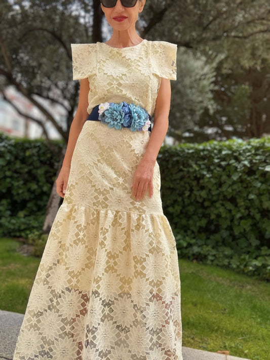 Vestido de encaje color mantequilla de Little MooN