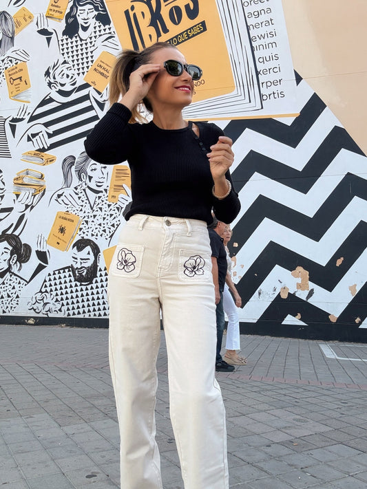 Pantalón elástico tipo jeans con flor VOLANS - Little MooN