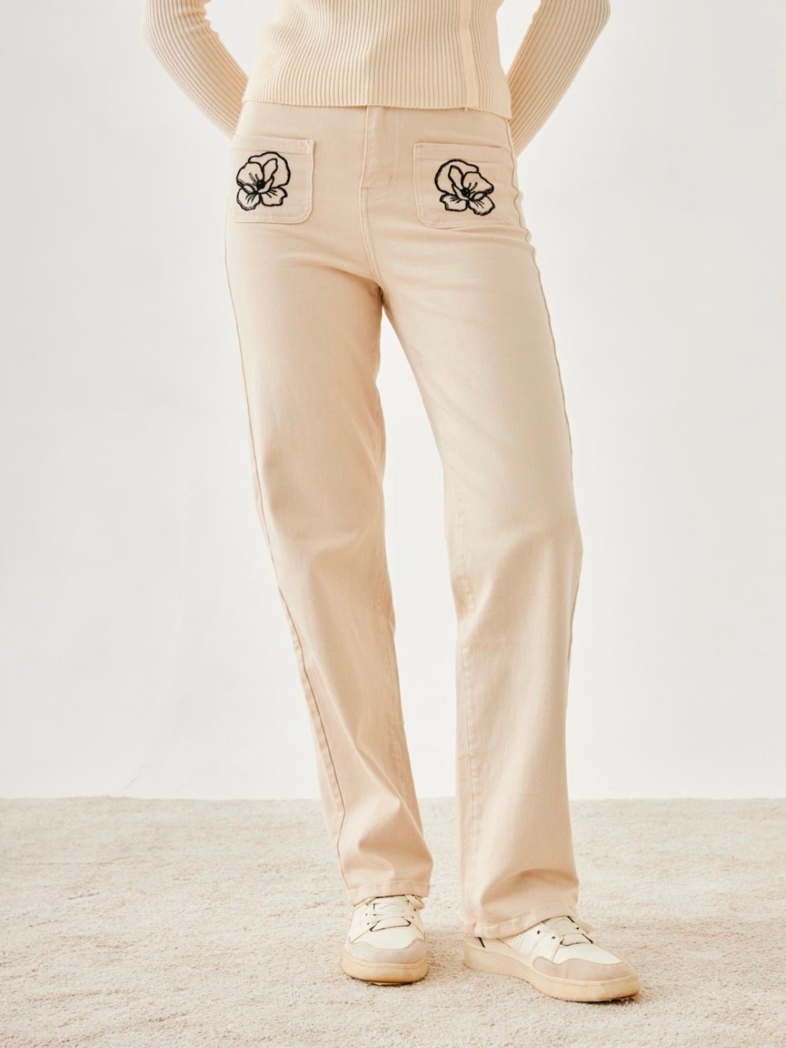 Pantalón elástico tipo jeans con flor VOLANS - Little MooN