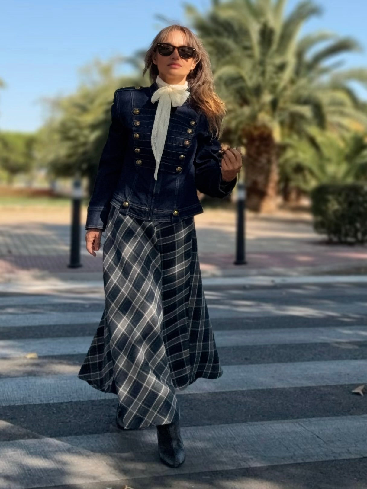 Chaqueta Napoleon vaquera y falda de cuadros de otoño de Little MooN