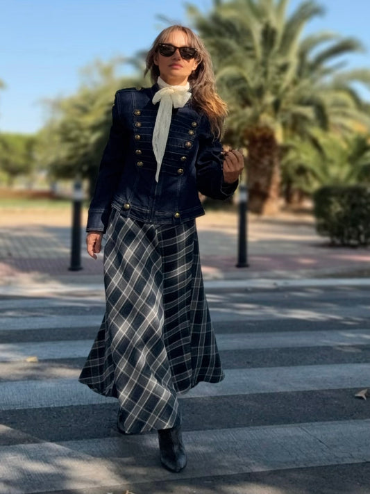 Chaqueta Napoleon vaquera y falda de cuadros de otoño de Little MooN