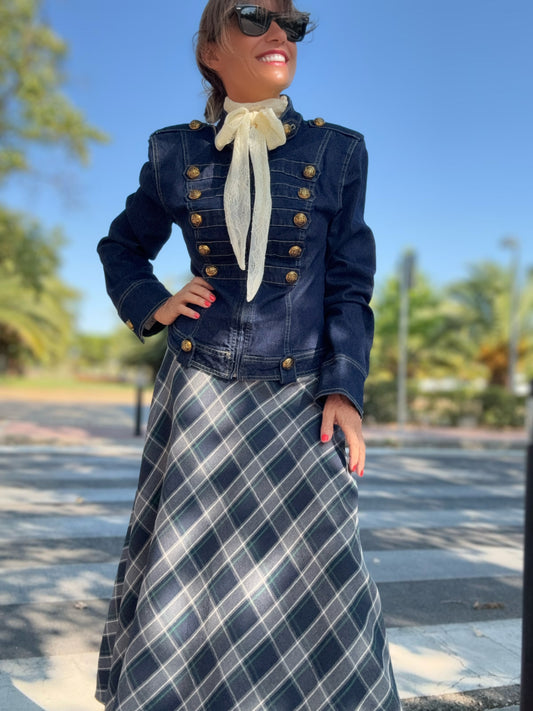 Chaqueta elástica vaquera modelo Napoleón y falda al biés de cuadros de a colección de Otoño 26 de Little Mono 