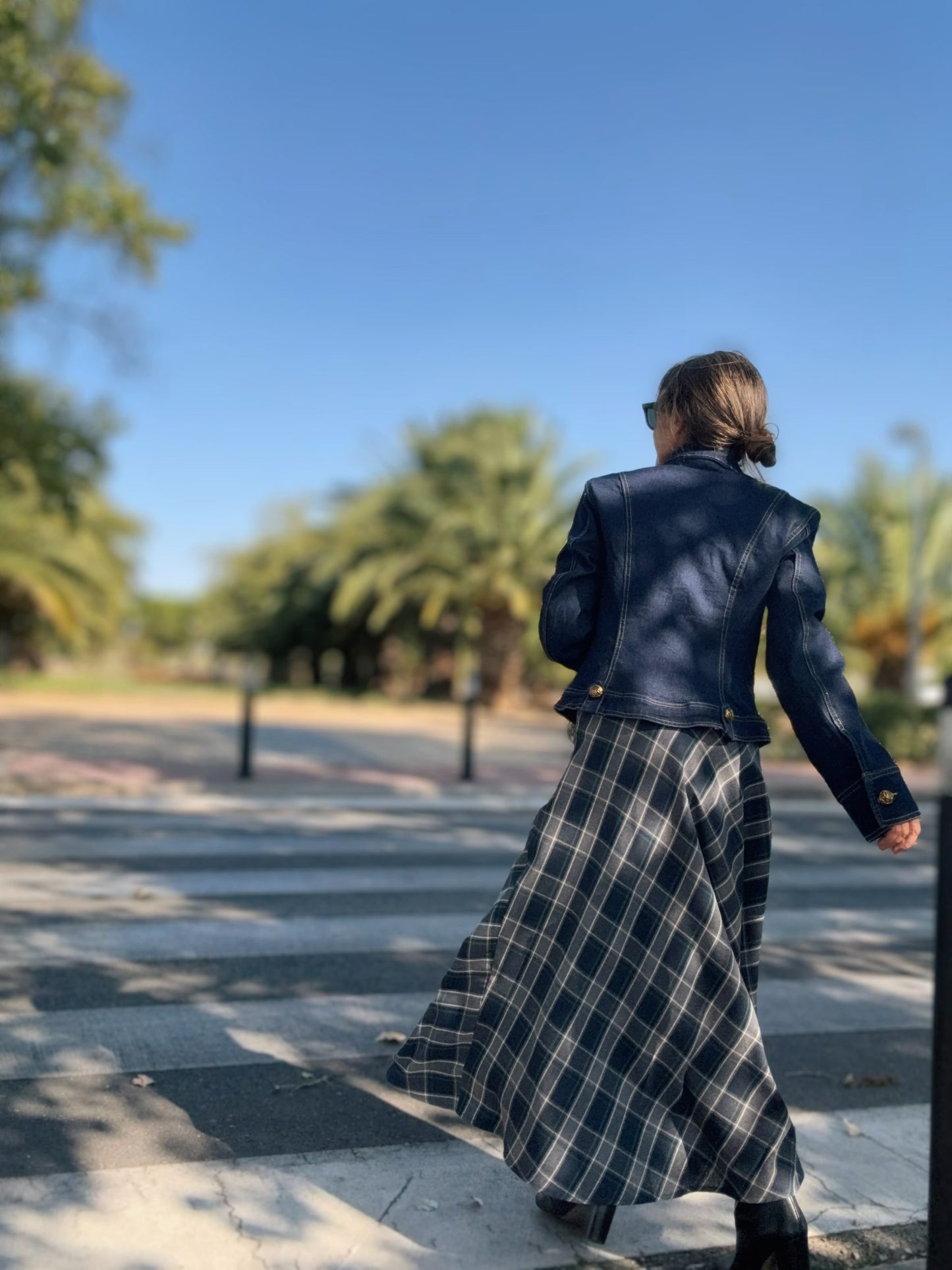 Chaqueta vaquera entallada y falda de cuadros de la Nueva colección de Little