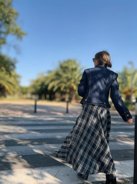 Chaqueta vaquera entallada y falda de cuadros de la Nueva colección de Little