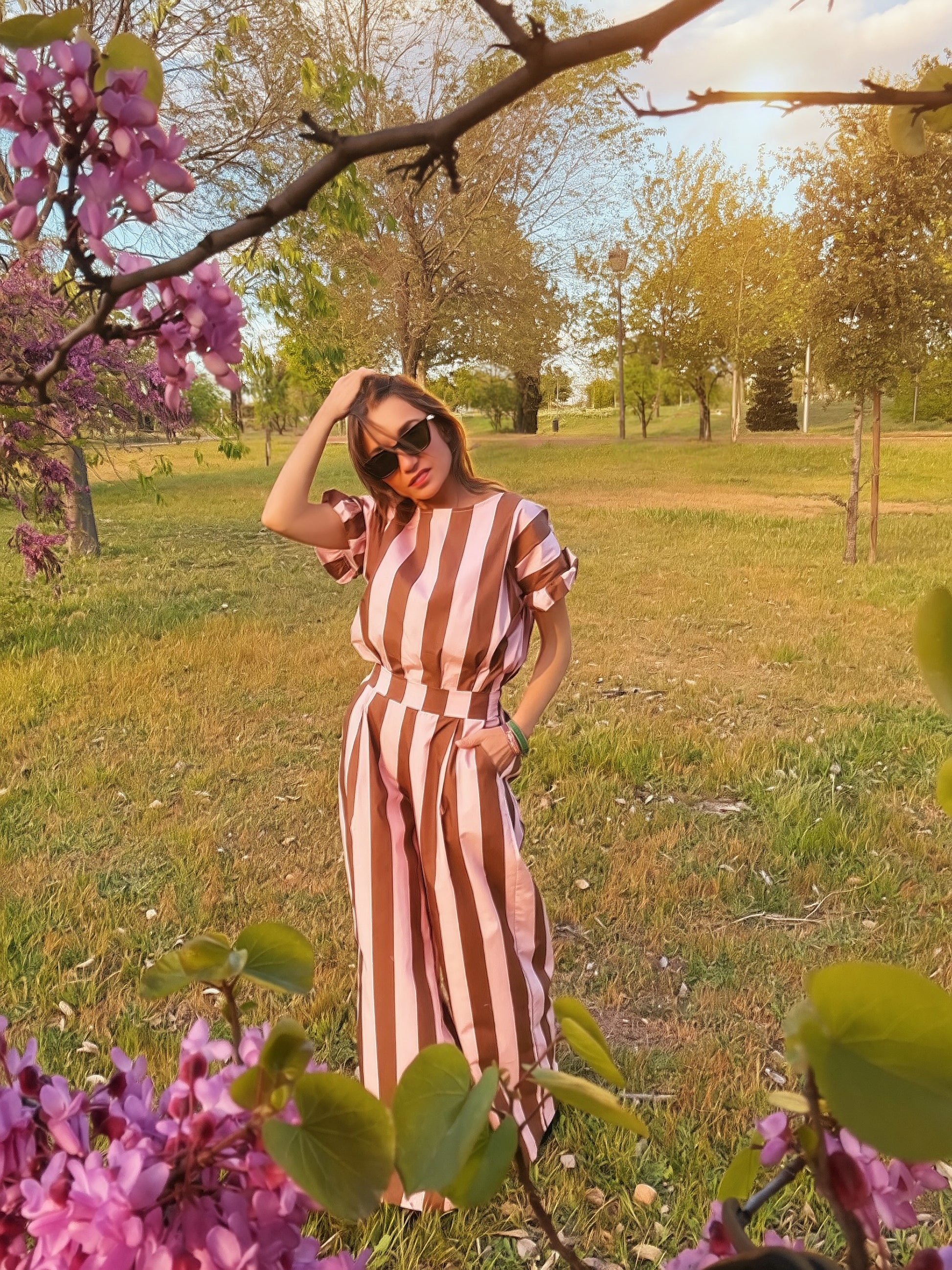 Top y  pantalón de rayas rosas y marrón.